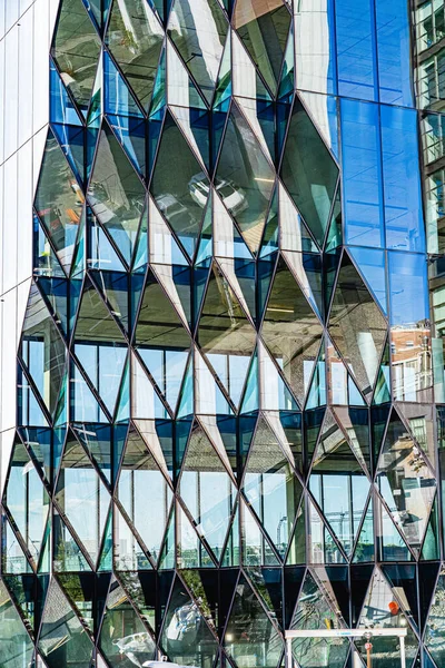 Manhattan, New York, ABD - 29 Ağustos 2019: Manhattan High Line Park. Çevredeki ev ve parkların manzarası. High Line, yüksek demiryolları üzerine inşa edilmiş popüler bir doğrusal parktır.