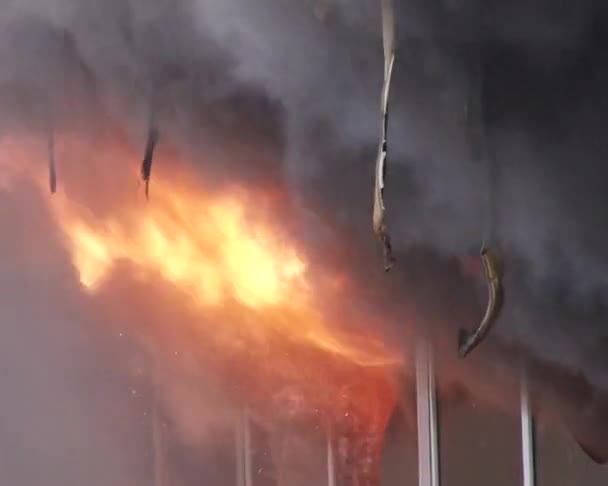 UN FUEGO RAGING EN EL EDIFICIO — Vídeos de Stock