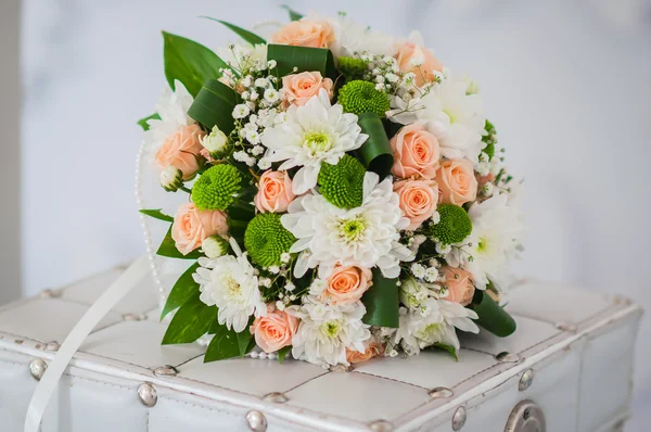 Buquê de casamento feito de rosas, crisântemo e deitado na caixa branca — Fotografia de Stock