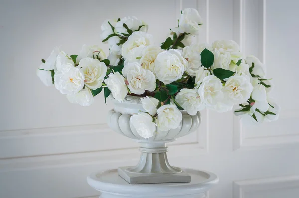 Fehér virágok fehér váza — Stock Fotó