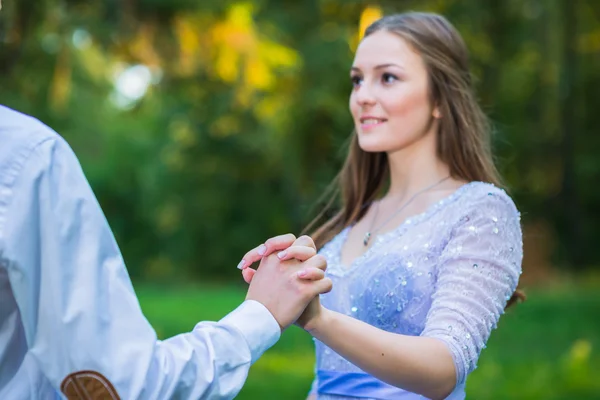 Un couple d'histoire d'amour, amoureux, ensemble dans le parc forestier, fille dans une belle robe violette, soirée ensoleillée, été, tournage de mariage thématique, robe à volants — Photo