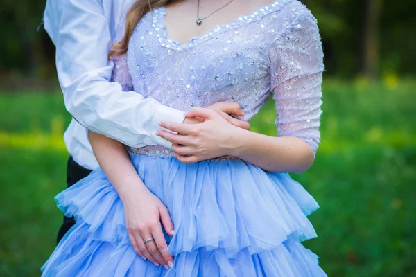 Um casal história de amor, no amor, juntos no parque forrest, menina em um belo vestido violeta, noite ensolarada, verão, tiro casamento temático, vestido de babados — Fotografia de Stock