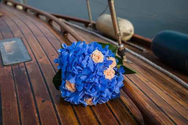 Bouquet da sposa su una tavola da yacht in legno Fotografia Stock