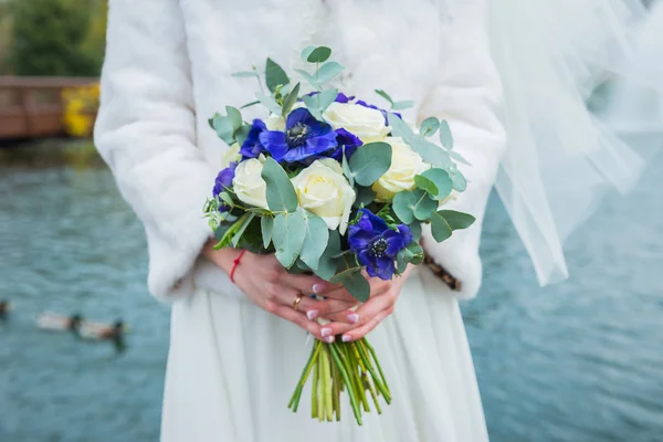 Wedding bouquet in hands of a bride - spring  violet and white colors — Stock Photo, Image