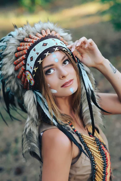 Indisk kvinna porträtt utomhus. Native American, Indisk kvinna med traditionella make up och huvudbonad porträtt av en ung dam i den indiska roach — Stockfoto