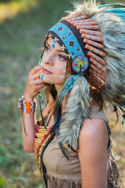 Young woman dressed in an Indian style in the woods Portrait of a young lady in the Indian roach — Stock Photo, Image