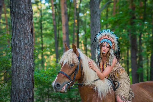 Bella ragazza in una tuta dell'indiano americano che cavalca un cavallo, fauna selvatica — Foto Stock