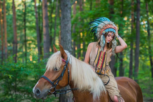 Belle fille en costume de l'Indien d'Amérique chevauchant un cheval, la faune Images De Stock Libres De Droits