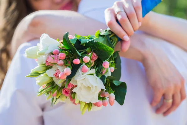 Wedding bouquet in the hands of a  bride - made from roses — Stock Photo, Image