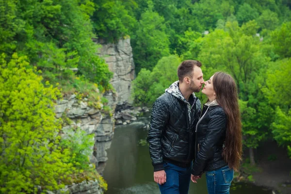 Couple Aimant Debout Sur Rocher Canyon Habillé Décontracté Embrassant Printemps — Photo