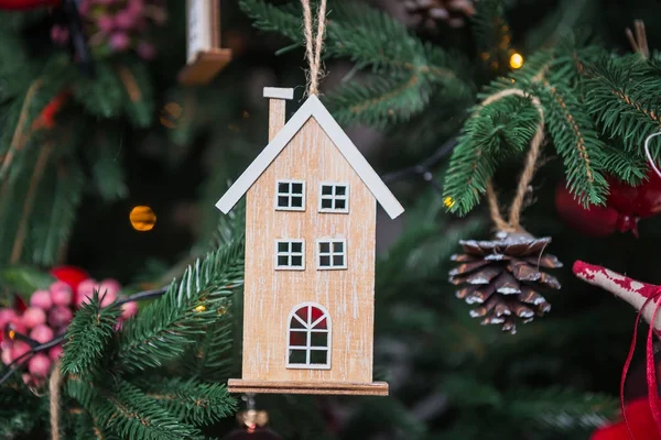 木造の小さな家 の松の木の装飾 — ストック写真