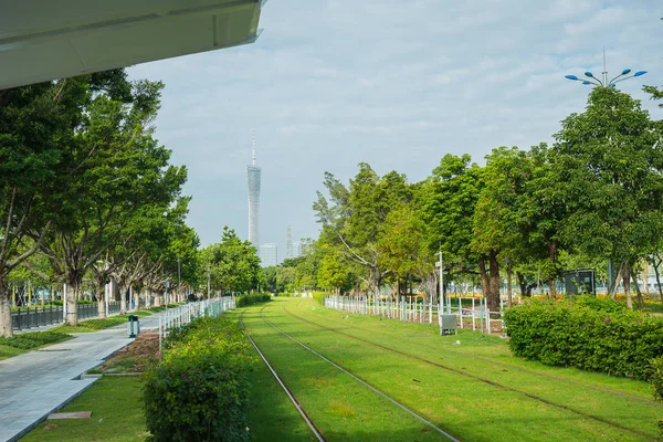 Stazione Del Tram Guangzhou Cina Erba Verde Vista Alberi Vista Foto Stock