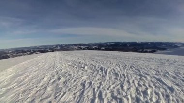 üst kısmında bir güneşli kış günü, kar, Rüzgar bir çok dağda video panorama