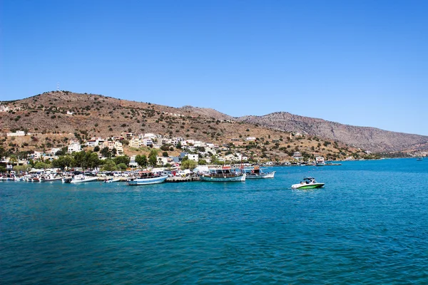 Fotoğraf deniz bulutsuz bir günde gösterir.