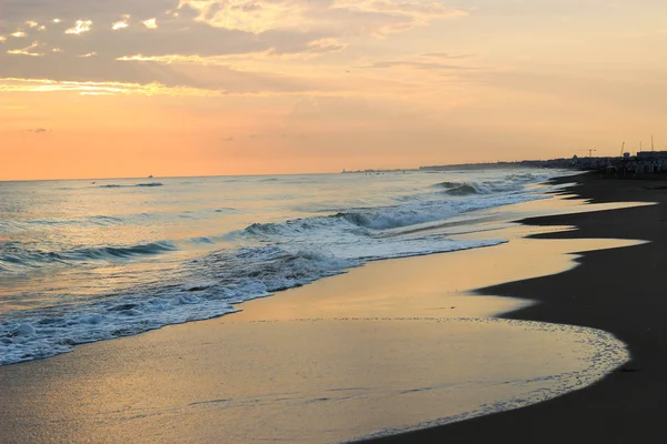 Sunset on the coast, the waves and sand — Stock Photo, Image