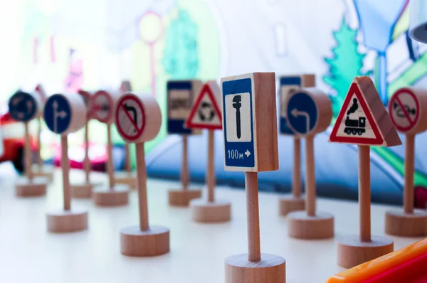 Fotoğraf yol işaret ve sembolleri küçük resmini gösterir