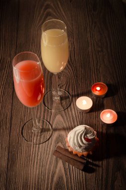 Gözlük suyu ve mumlar bir ahşap zemin üzerine dondurma ile