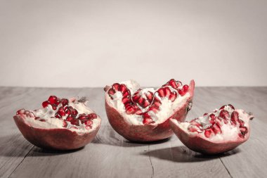 Nar Beyaz ahşap arka planda 2