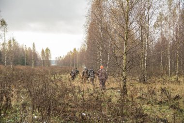 kamuflajında avcılar ulaşma