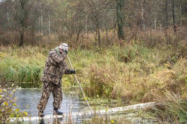 adam bir nehir hendek huş köprüde geçer.
