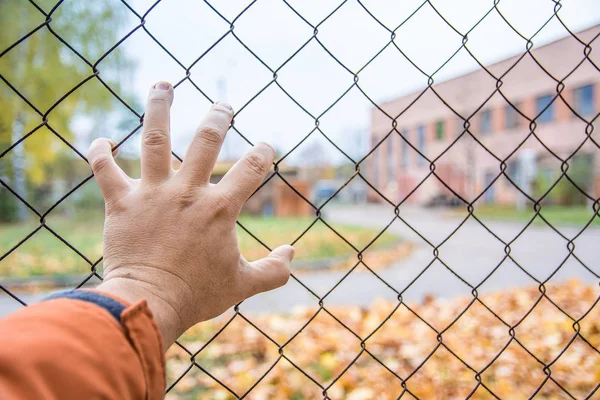 Hand auf einen Zaun, es gibt keinen Weg, Tschernobyl 2 — Stockfoto