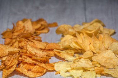 Eski mutfak masasında bir hasır kase gevrek patates cips. Alfaphoto 'dan konsept