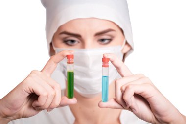 Beyaz arka plan üzerinde izole aşı ile kadın doktor. Sağlık ve tıp kavramı