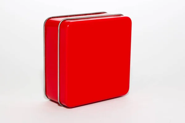 Küçük kırmızı metal kutu veya tepsi ya da beyaz zemin üzerine tabut