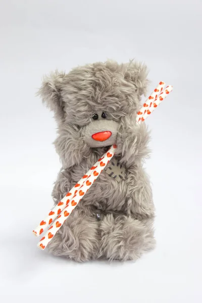 Gri iki payet kalpler ile üzerinde beyaz backhround tutan ayıcık