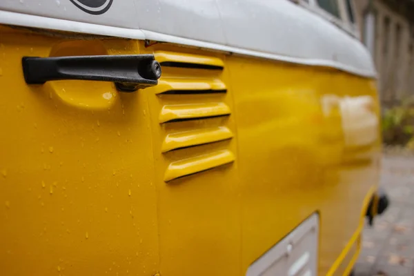 Voiture vintage jaune en perspective avec poignée de porte noire — Photo