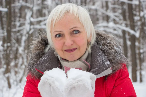 Kış kar ahşap kırmızı paltolu güzel kadın kıdemli portresi