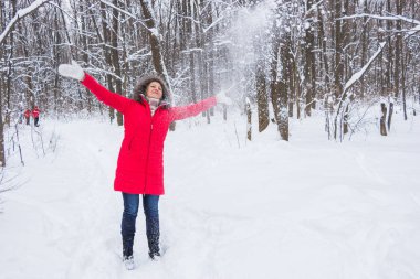 yaşlı kadın kıdemli kırmızı ceket ormanda karda atar