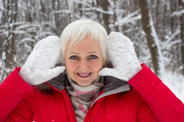 Eğlenceli bir portresi kadın kıdemli kış kar ahşap kırmızı ceket