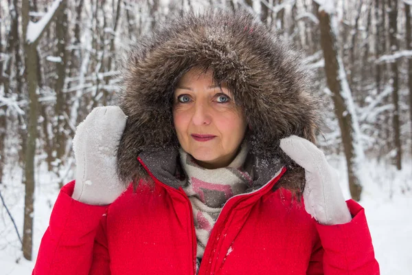 Kış kar ahşap kırmızı paltolu güzel kadın kıdemli portresi
