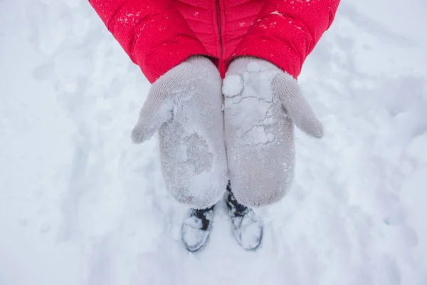 Kości słoniowej kobieta rękawice w śniegu z czerwonym płaszczu — Zdjęcie stockowe