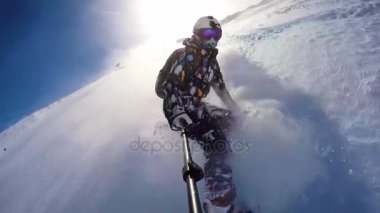 Toz Alpleri'nde snowboard kız kask giyiyor