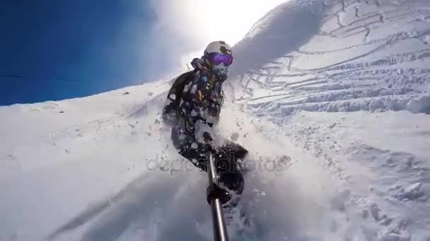Snowboard girl i pulver i Alperna bär hjälm — Stockvideo