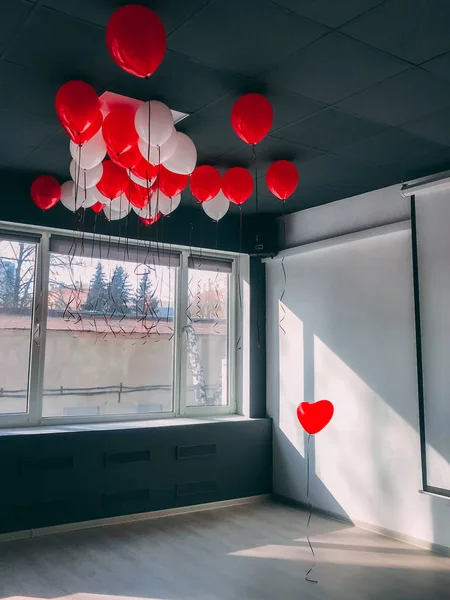 Kırmızı kalp öne boyunca sonsuza kadar balon Office diğer balonları aşağıda şekil. Özel Sevgililer günü konsepti