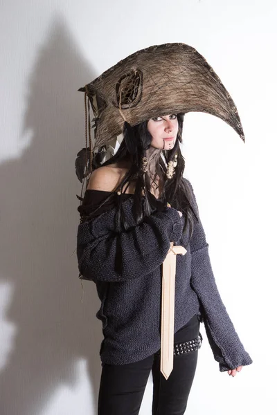 Siyah tüyleri ve beyaz arka plan gölgeler ile karga kafasına cadı ya da şaman halloween Kostüm giymiş güzel kız