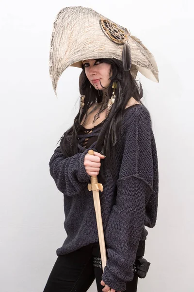 Siyah tüyleri ve beyaz arka plan gölgeler ile karga kafasına cadı ya da şaman halloween Kostüm giymiş güzel kız