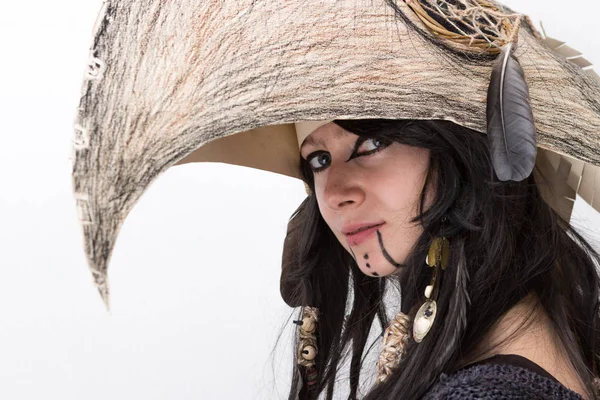 Siyah tüyleri ve beyaz arka plan gölgeler ile karga kafasına cadı ya da şaman halloween Kostüm giymiş güzel kız