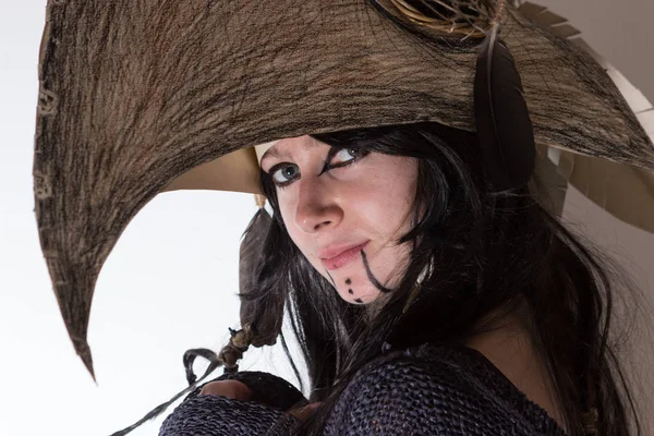 Siyah tüyleri ve beyaz arka plan gölgeler ile karga kafasına cadı ya da şaman halloween Kostüm giymiş güzel kız