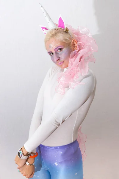 Beyaz arka plan üzerinde pembe sevimli seksi kız tek boynuzlu at. genç kadın yakın portre kadar. Halloween kılık