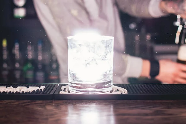 Jasne szkło z alkoholem koktajl na pasku licznika — Zdjęcie stockowe