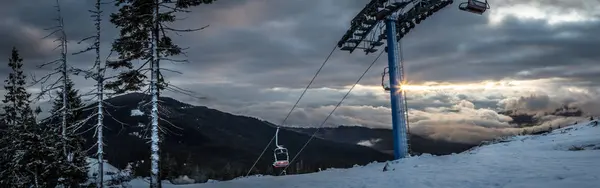 Panoramik kayak teleferiğine sahip kar Dağları manzarası. Ukrayna 'da Karpat Dağı üzerinde gündoğumu.