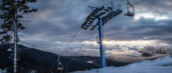 Panoramik kayak teleferiğine sahip kar Dağları manzarası. Ukrayna 'da Karpat Dağı üzerinde gündoğumu.