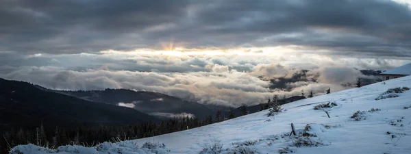 Panorama kar Dağları peyzaj. Ukrayna 'da Karpat Dağı üzerinde gündoğumu.