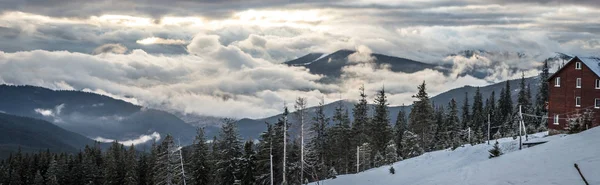 Panorama kar Dağları peyzaj. Ukrayna 'da Karpat Dağı üzerinde gündoğumu.