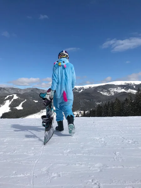 Mavi, pembe tek boynuzlu at pijama kigurumi kar dağlarda Kayak raporu snowboard ile açık kız.
