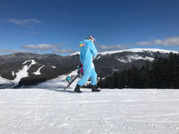 Mavi, pembe tek boynuzlu at pijama kigurumi kar dağlarda Kayak raporu snowboard ile açık kız.